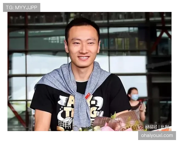 张楠训练完直接瘫在场边啃黄瓜，这自律生活真不是一般人能扛的