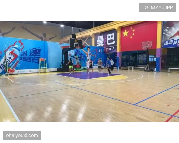 篮球比赛中抢篮板时的手部动作如何正确判定？详解规则避免犯规